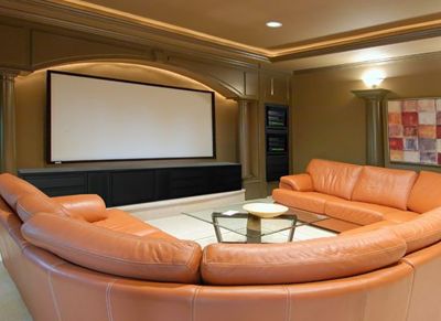 Домашний 3D кинотеатр с экраном в коттедж